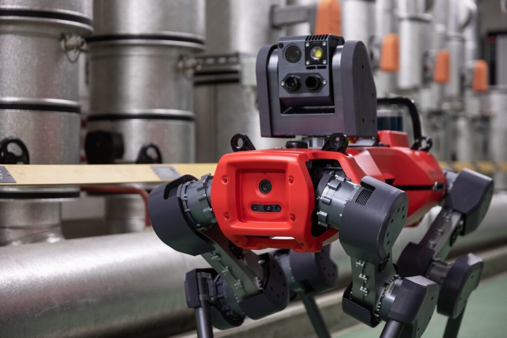 سگ رباتیک سوئیسی وارد صنعت می شود؛ یک بازرس آهنی با قابلیت بالارفتن از پله