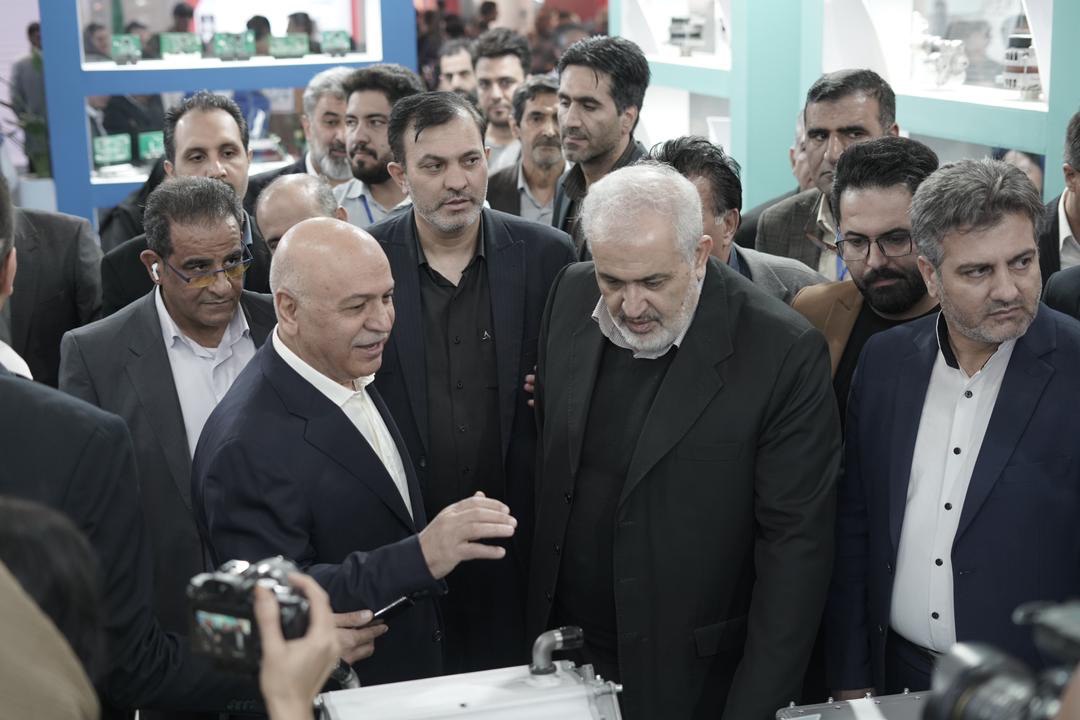  وزیر صمت از غرفه کروز بازدید کرد