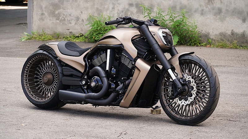 موتورسیکلت هارلی دیویدسون V-Rod مدل ۲۰۱۴ با رنگ خاص و چرخ‌های سیمی عجیب