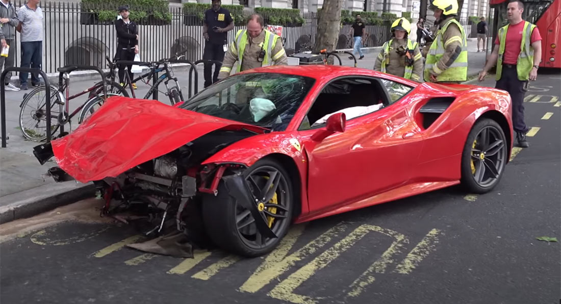 تصادف سنگین خواننده انگلیسی در لندن؛ وقتی یک فراری 488 منهدم می شود! + فیلم