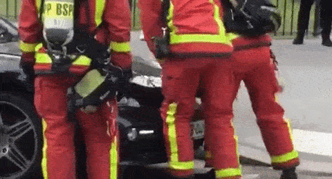 گاف آتش نشانان فرانسوی در مواجهه با موتور پورشه سوژه رسانه های بین المللی شد + فیلم