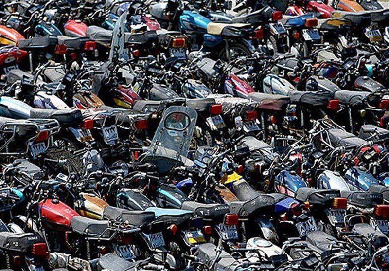 معضل محیط‌ زیست با بلاتکلیفی موتورسیکلت‌های رسوبی در پارکینگ‌ها