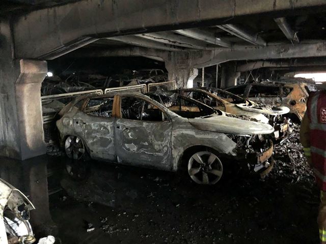 بدبیاری در شب سال نو؛ ماجرای آتش سوزی 1400 خودرو در انگلستان