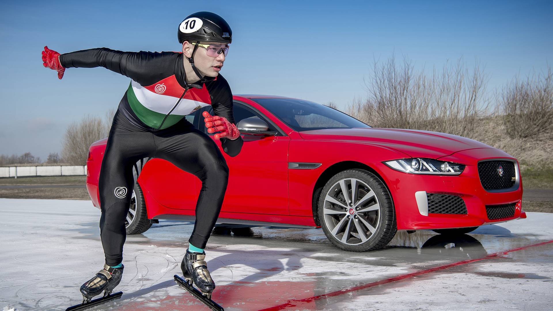 رقابت جگوار XE با قهرمان المپیک زمستانی بر روی یخ + فیلم
