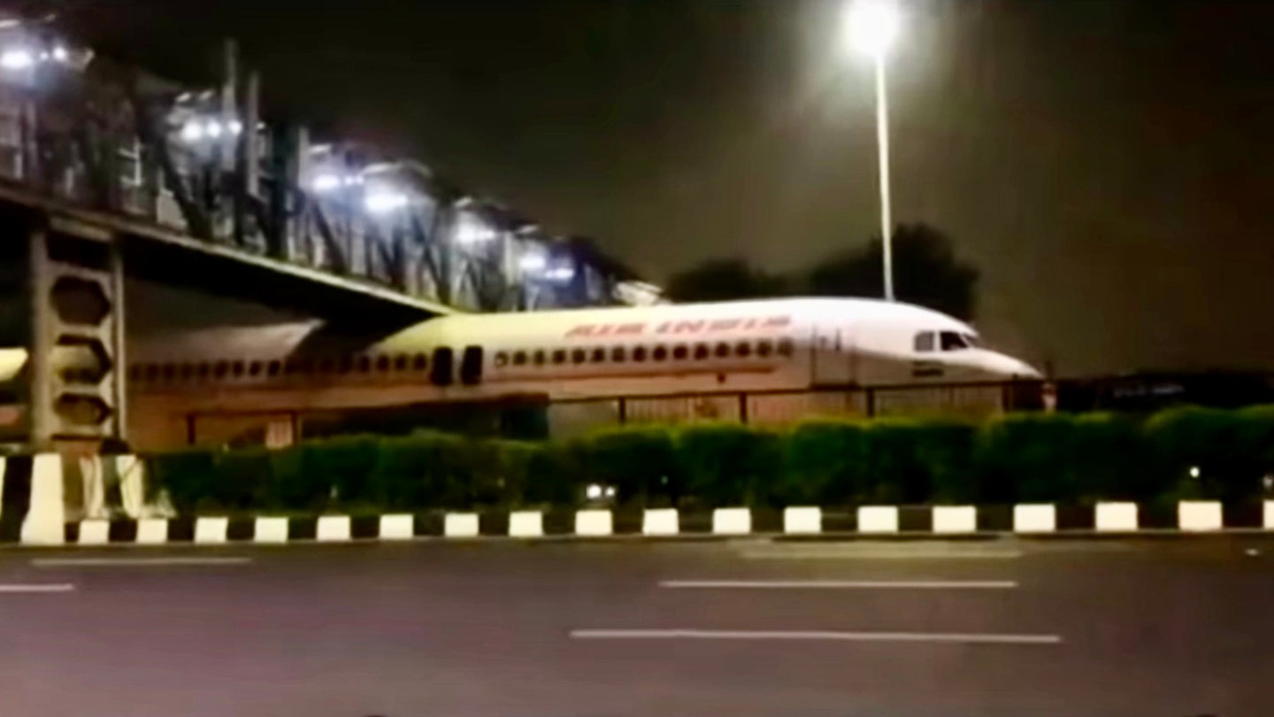 برخورد یک هواپیمای ایرباس با پل عابرپیاده در هند حین حمل و نقل + فیلم