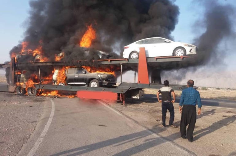 آتش سوزی تریلی خودروهای وارداتی در بندرعباس + فیلم و عکس