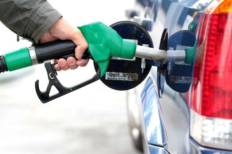 دریافت عوارض از مصرف کنندگان بنزین؛ پیشنهادی تازه به جای افزایش قیمت سوخت