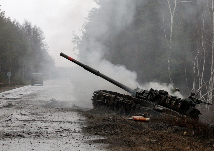 شوخی راننده اوکراینی با سربازان روسی در کنار تانک بدون سوخت + فیلم
