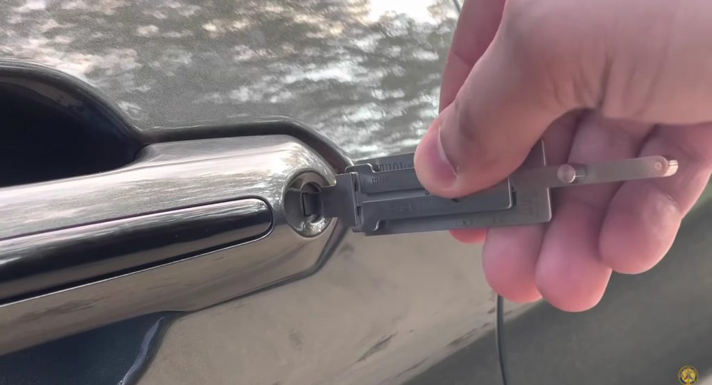 تبلیغ ابزار باز کننده قفل درب خودرو توسط یک یوتیوبر، موضوعی نگران کننده برای امنیت خودروها + فیلم