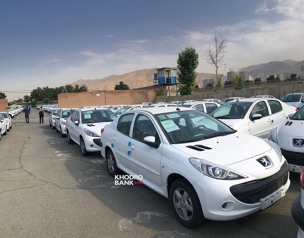 تولید پژو 207 صندوقدار با دنده دستی توسط ایران خودرو؛ رونمایی غیررسمی در مزایده!