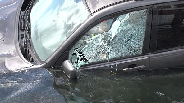 شیشه برخی خودروها در مواقع اضطراری به سختی می‌شکند
