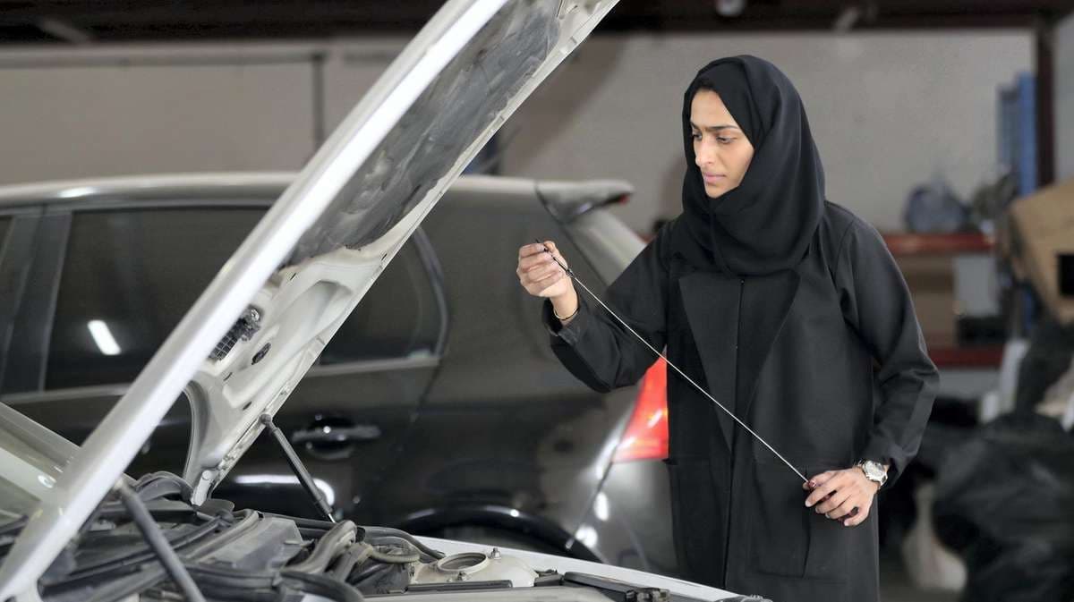 نخستین مکانیک زن در امارات متحده عربی، شیخ ابوظبی مشتری او شد