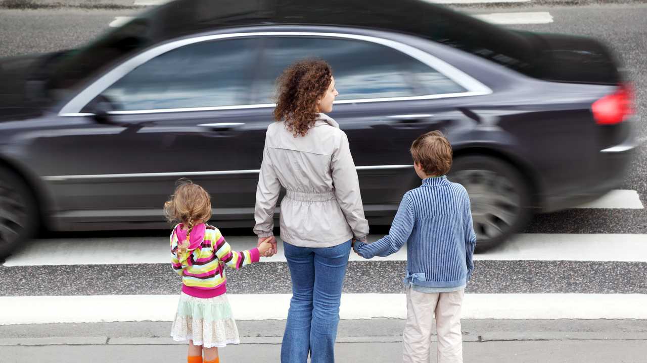 خودروهای گران‌ قیمت کمتر از دیگر خودروها به عابران پیاده راه می‌دهند
