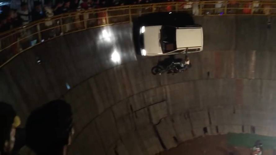 حرکت نمایشی جذاب خودروی سوزوکی در دیوار مرگ + فیلم