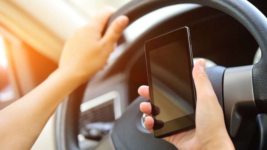 وقوع تصادفات جاده ای سهمگین؛ نتیجه اعتیاد فراگیر به تلفن های هوشمند