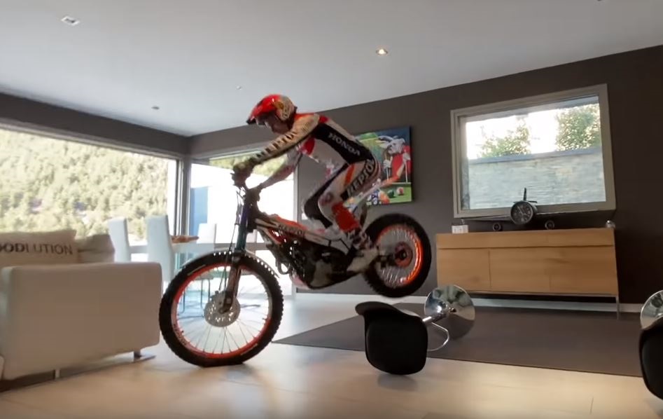 تمرینات قهرمان موتورسواری دنیا را در خانه خود ببینید! + فیلم