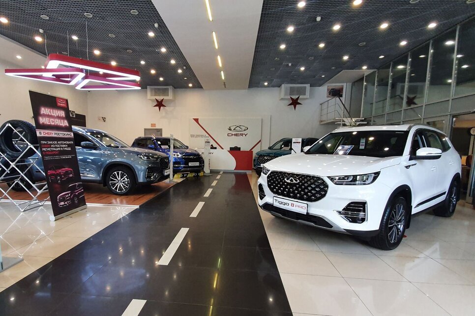 فروش خودرو در روسیه نصف شد، چینی‌ها سهم خود را افزایش دادند