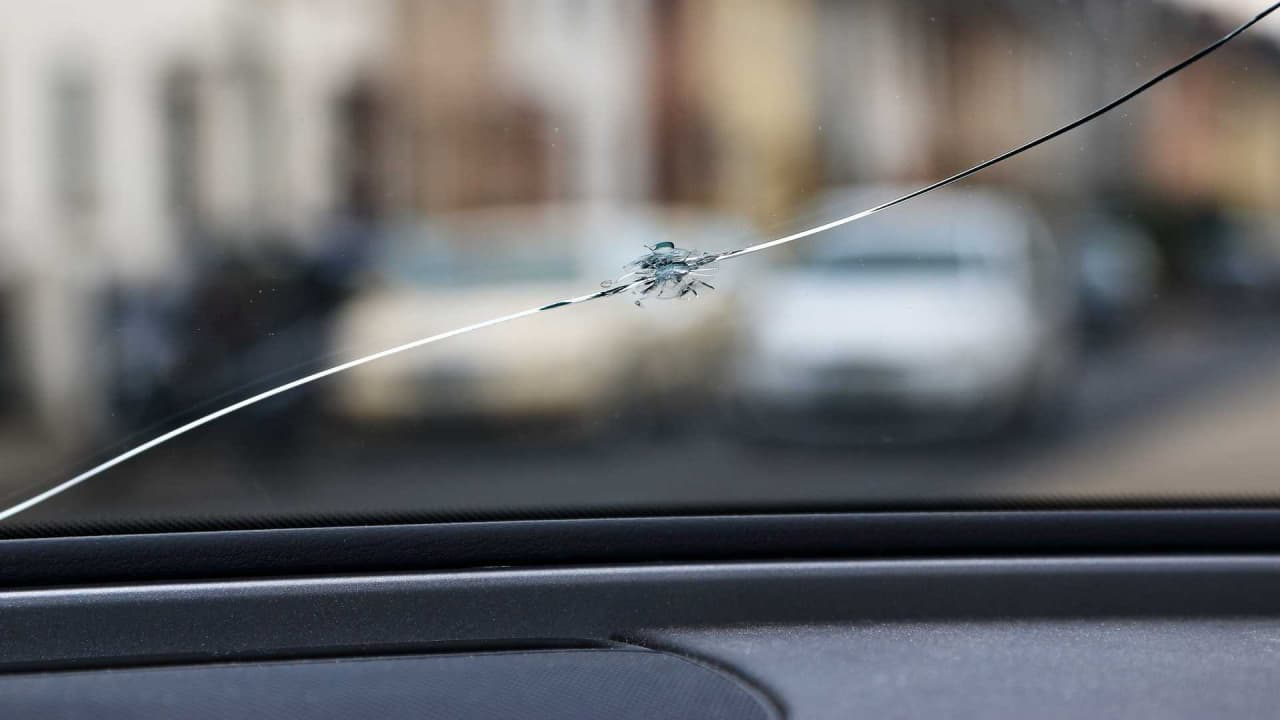 آیا رانندگی با شیشه جلو ترک خورده ایمن است؟