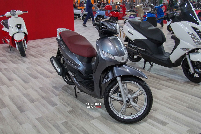 آشنایی با موتورسیکلت اسکوتر پژو توییت 125 در نمایشگاه موتورسیکلت + فیلم