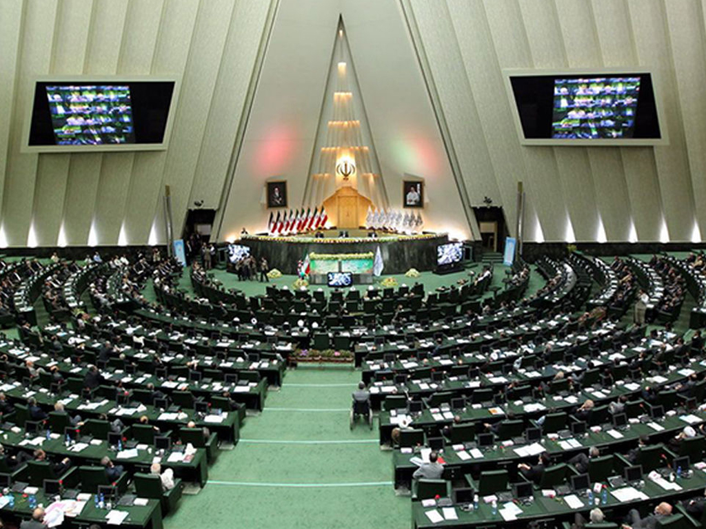 حضور دلالان، رشد نقدینگی، کاهش ارزش پول ملی، رشد نرخ تورم و تحریم عوامل اصلی افزایش قیمت خودرو