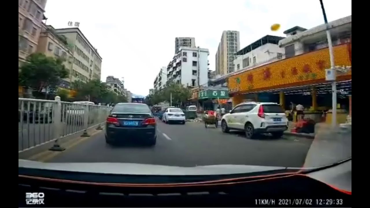 انفجار ناگهانی تویوتا کمری در یک خیابان شلوغ در چین را تماشا کنید + فیلم