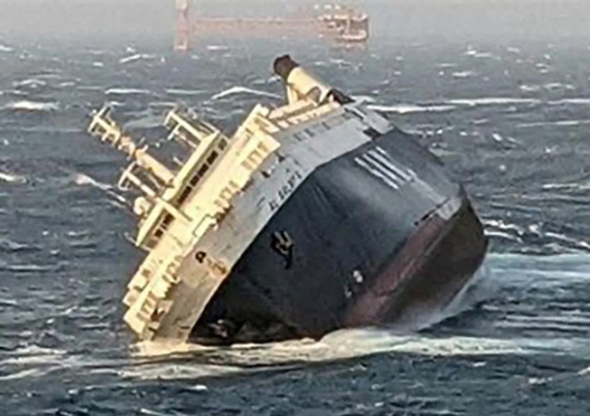 غرق شدن کشتی حامل خودرو در نزدیکی بندر عسلویه خلیج فارس