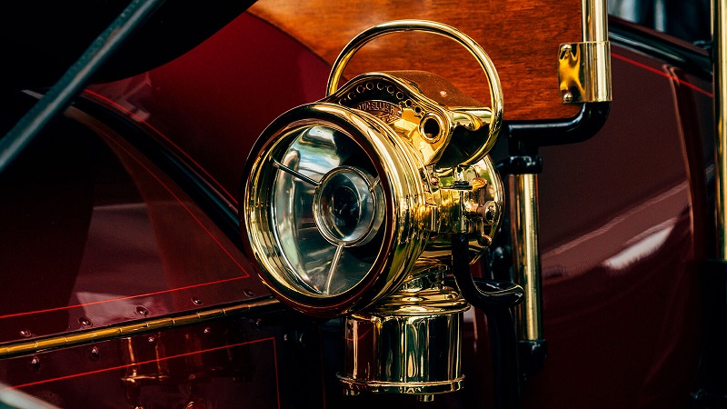 کدام خودروساز اولین چراغ‌های برقی را اختراع کرد؟
