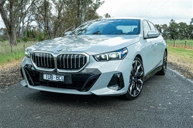 بررسی بی ام و 520i مدل 2025: کارآمد و مجهز اما کم توان! منبع سایت خودرو بانک