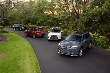 تویوتا گرند هایلندر 2026 با قیمت بیشتر و تغییرات جزئی معرفی شد منبع سایت خودرو بانک