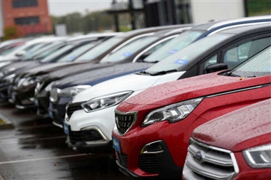 چرا تمام کاسه‌ها سر خودروسازها شکسته شد؟ نگاهی به نقش تصمیمات دولت در بحران سال 97 منبع سایت خودرو بانک