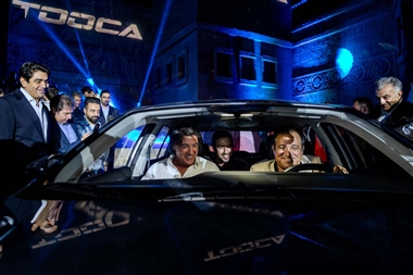 رونمایی از کراس‌اوور «توکا» و سدان «آرتان» آرتابان موتور در حضور تیم استقلال منبع سایت خودرو بانک