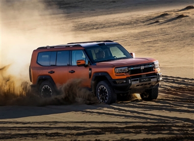 شاسی‌بلند جتور زونگ‌هنگ G700 با قدرت 892 اسب بخار و برد 1400 کیلومتر عرضه شد منبع سایت خودرو بانک