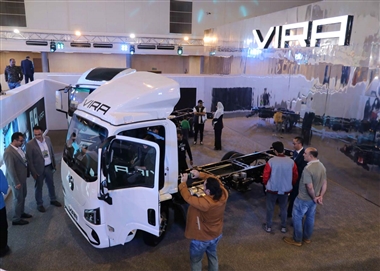 ویرا دیزل با رونمایی از کشنده جدید در نمایشگاه خودرو تهران 1403 منبع سایت خودرو بانک