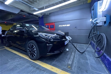 اولین ایستگاه شارژ خودروهای برقی کرمان موتور در گالریا منبع سایت خودرو بانک